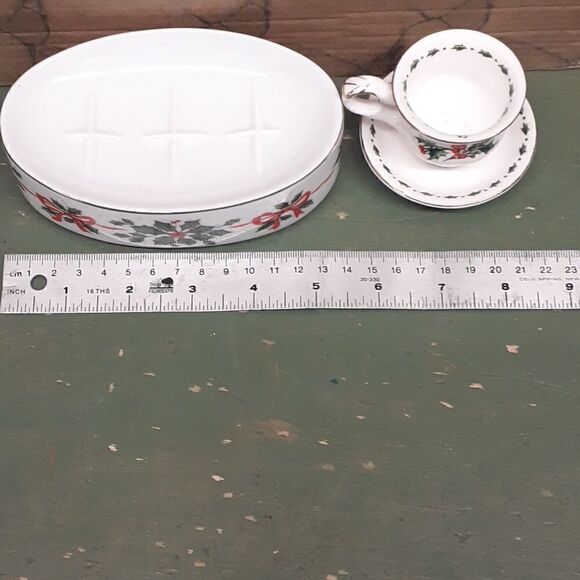 holly berry  Christmas accents for all rooms-3-pc bundle - Picture 4 of 7